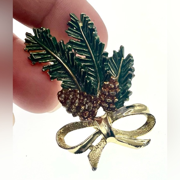 Vintage Signed Gerry's Gold Tone Enamel Pine Bough Pinecones Holiday Brooch Pin - Picture 4 of 7